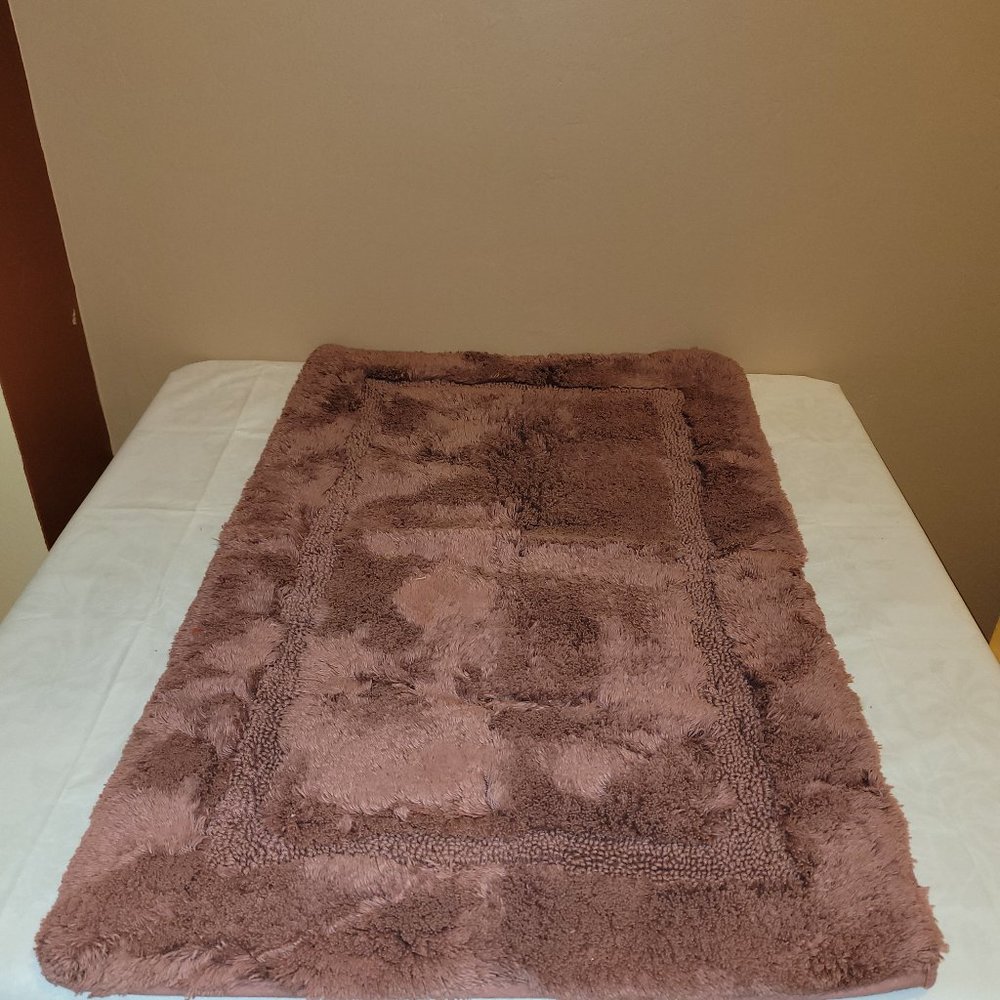 Mauve Frontgate 100% Cotton Bath Mat.
